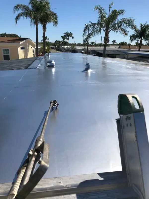 Mobile home flat roof after painting in a silver finish